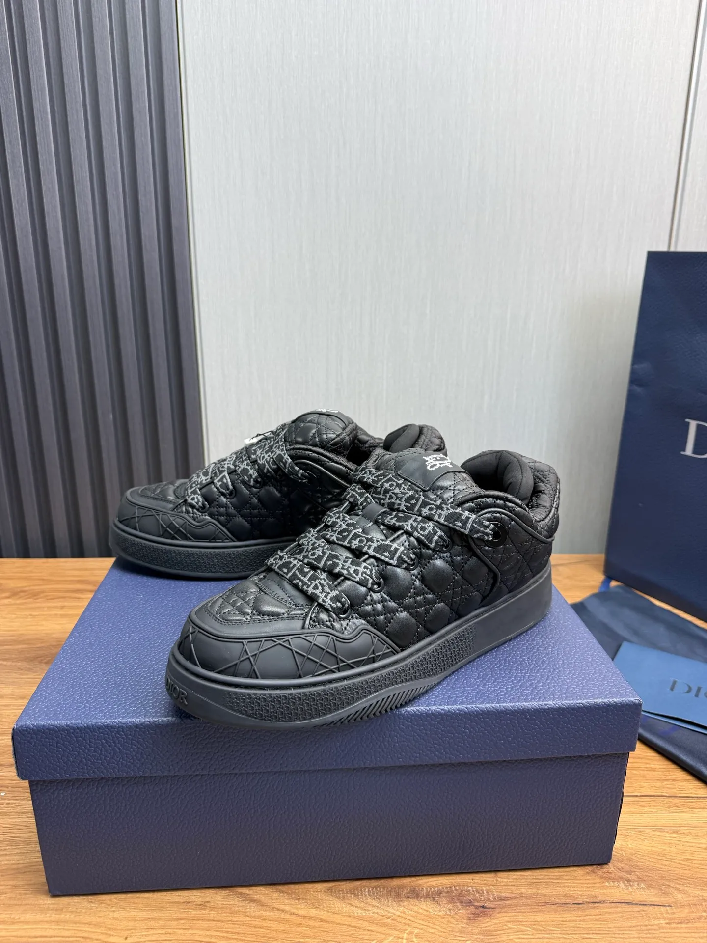 Men's shoes 💰800💰 Dior sneakers enrich the classic series with fashionable retro style. Carefully crafted, they can be paired with casual looks all year round. Dad Shoes style shoes that follow the trend of the retro market ▪️ Fabric: Original custom embroidered cowhide ▪️ Lining: Imported breathable mesh ▪️ Sole: Original molded non-slip outsole ▪️ Size: 38-45 (45 is custom-made and cannot be returned)